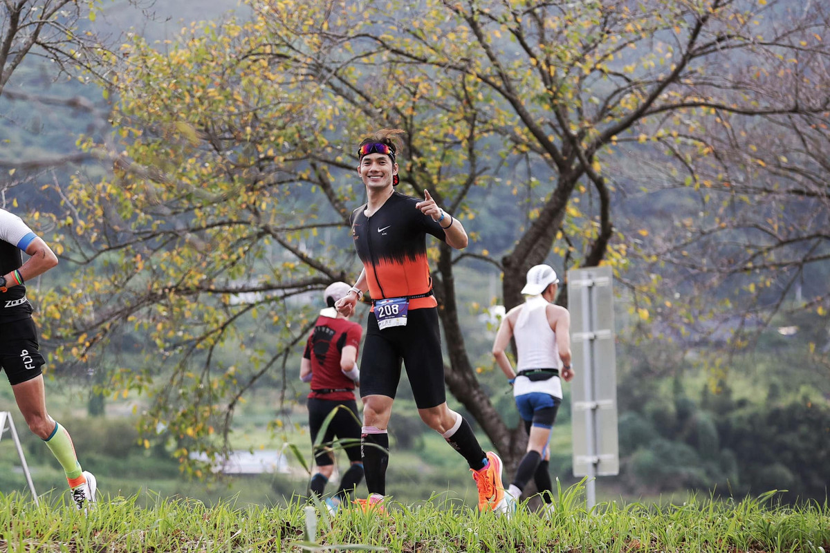 Bên cạnh công việc diễn xuất, Nhan Phúc Vinh còn rất đam mê thể thao như chạy bộ, đạp xe, bơi lội...