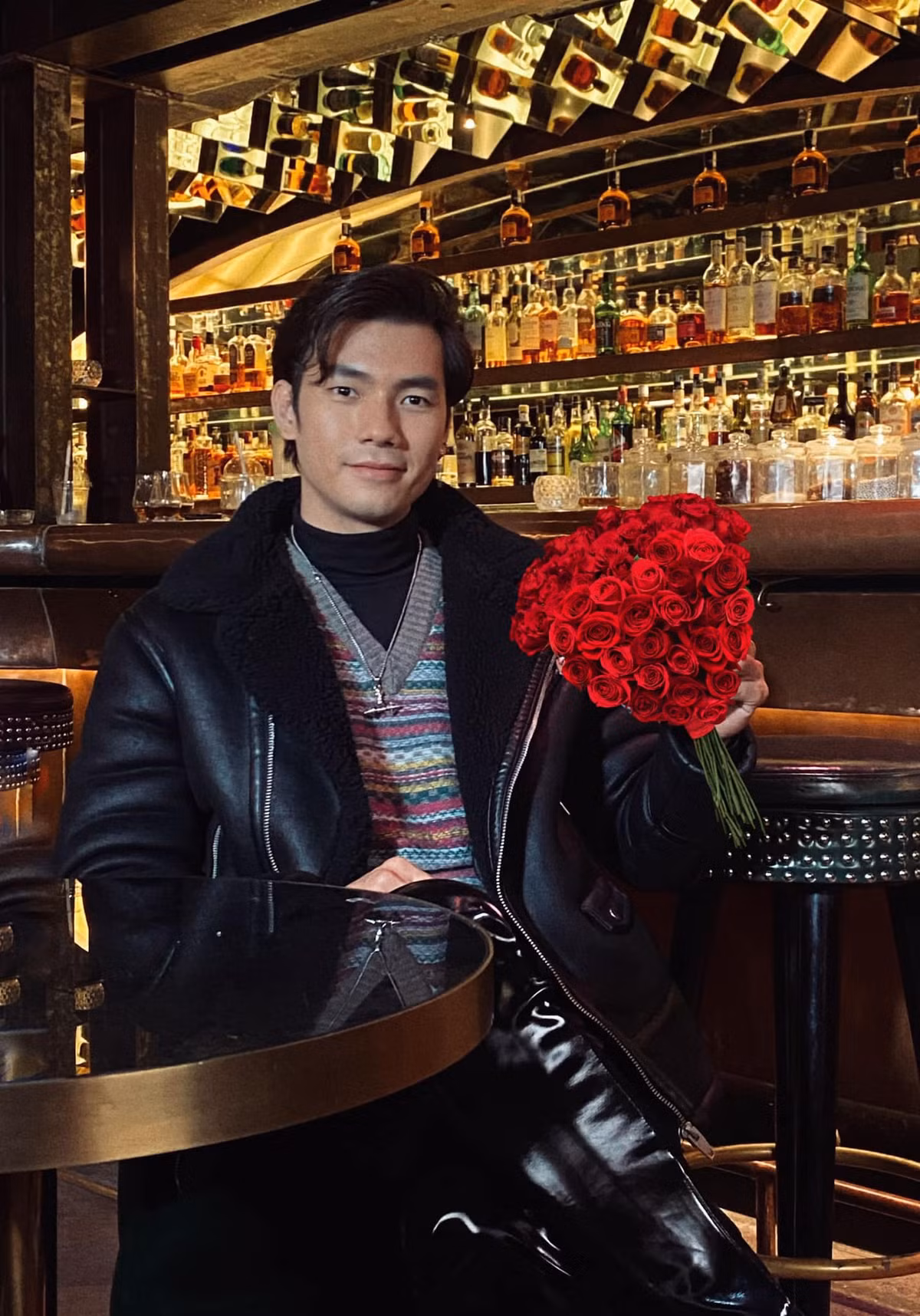 Mỹ nam sinh năm 1986 đã có 15 năm theo đuổi sự nghiệp diễn xuất. Anh từng đạt một loạt giải thưởng như: Giải Mai vàng, Cánh Diều vàng, Diễn viên nam ấn tượng VTV... Không chỉ chinh phục người xem bởi lối diễn tự nhiên, Nhan Phúc Vinh còn gắn với danh xưng "soái ca" màn ảnh Việt nhờ sở hữu gương mặt điển trai, nam tính, ngoại hình lịch lãm.