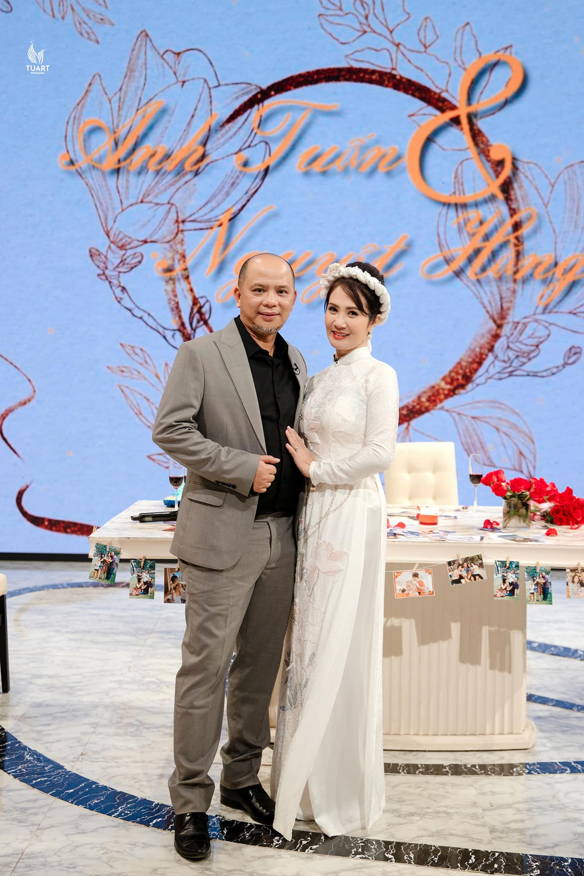 Kỷ niệm gần 30 năm bên nhau, nữ nghệ sĩ bộc bạch: "Vui, buồn, khó khăn, tan vỡ... đủ mọi cung bậc cảm xúc ở bên nhau rồi. Và đã 27 năm vượt qua để được như bây giờ! Ai vì ai? Không tranh cãi được nữa vì sau mỗi lần như thế, lại có một thành quả ra đời, và thế thôi nhé, giờ thì chỉ mong sao cùng khoẻ mạnh để cùng vun đắp sao cho bức ảnh thứ 4 kia ngày càng kín khuôn hình là hạnh phúc lắm rồi! Kỷ niệm ngày chúng mình rủ nhau "chơi trò" Cô dâu - Chú rể 30/3/1996 - 30/3/2023". Ảnh: TuArt.