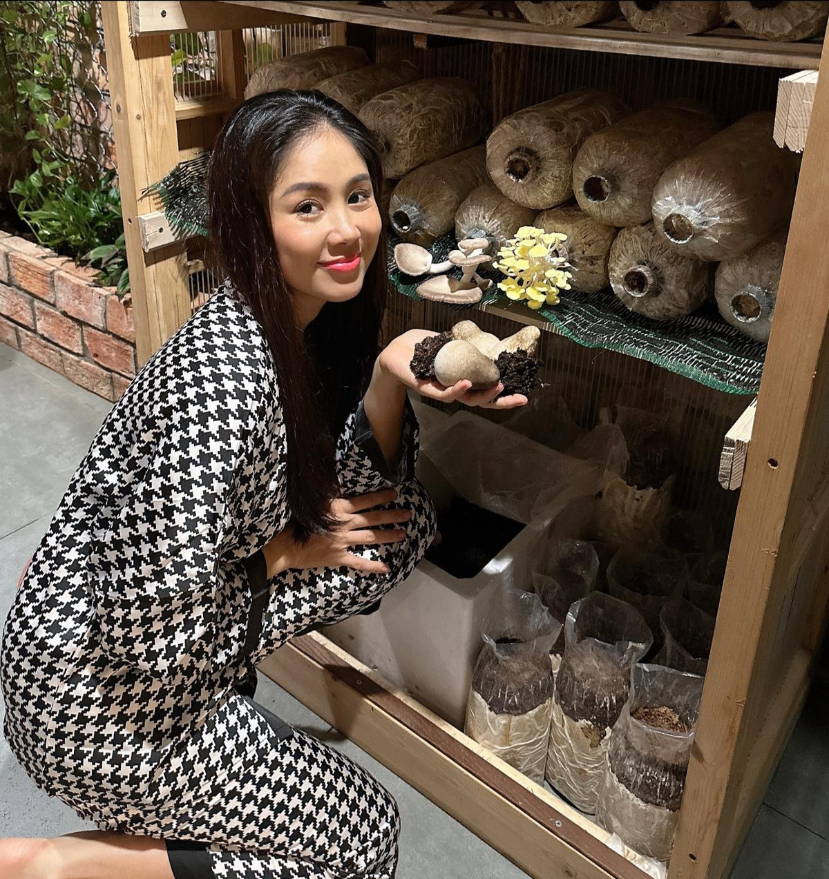 Sau sinh con và khi bé đã cứng cáp, bà mẹ 2 con bước vào công cuộc giảm cân. Lê Phương áp dụng chế độ ăn uống và luyện tập nghiêm ngặt, giảm thành công 30 kg.