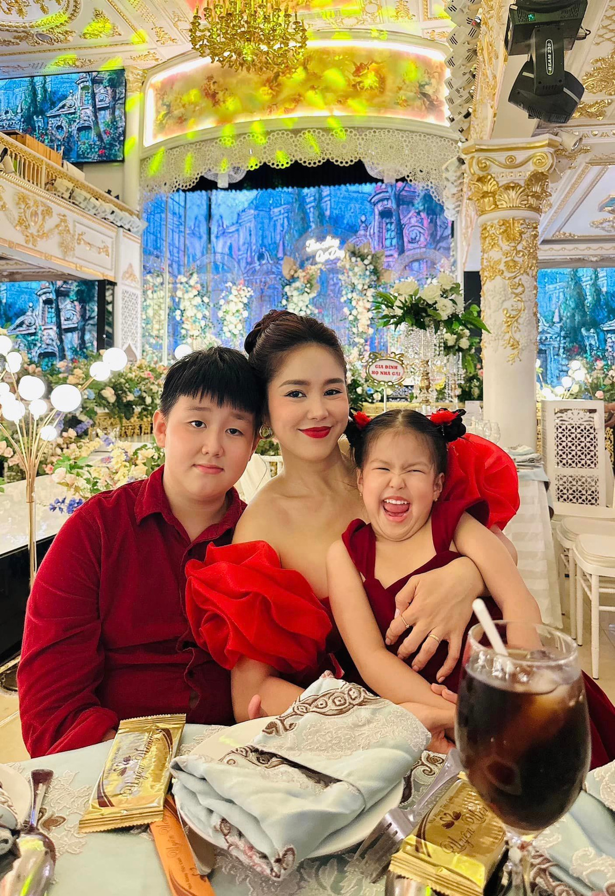 Ở tuổi U40, Lê Phương có cuộc sống viên mãn bên người chồng thứ hai là ông xã Trung Kiên và hai con.