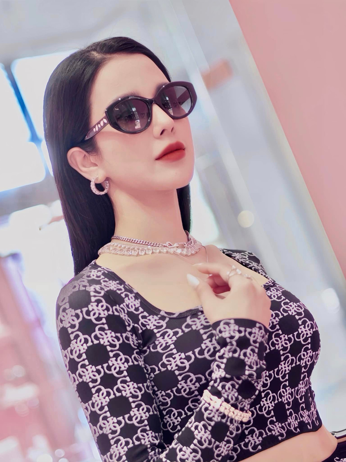 Dù đã là mẹ 2 con nhưng vóc dáng của cựu người mẫu vẫn thon gọn, nuột nà không thua kém bất kỳ mỹ nhân Vbiz nào.