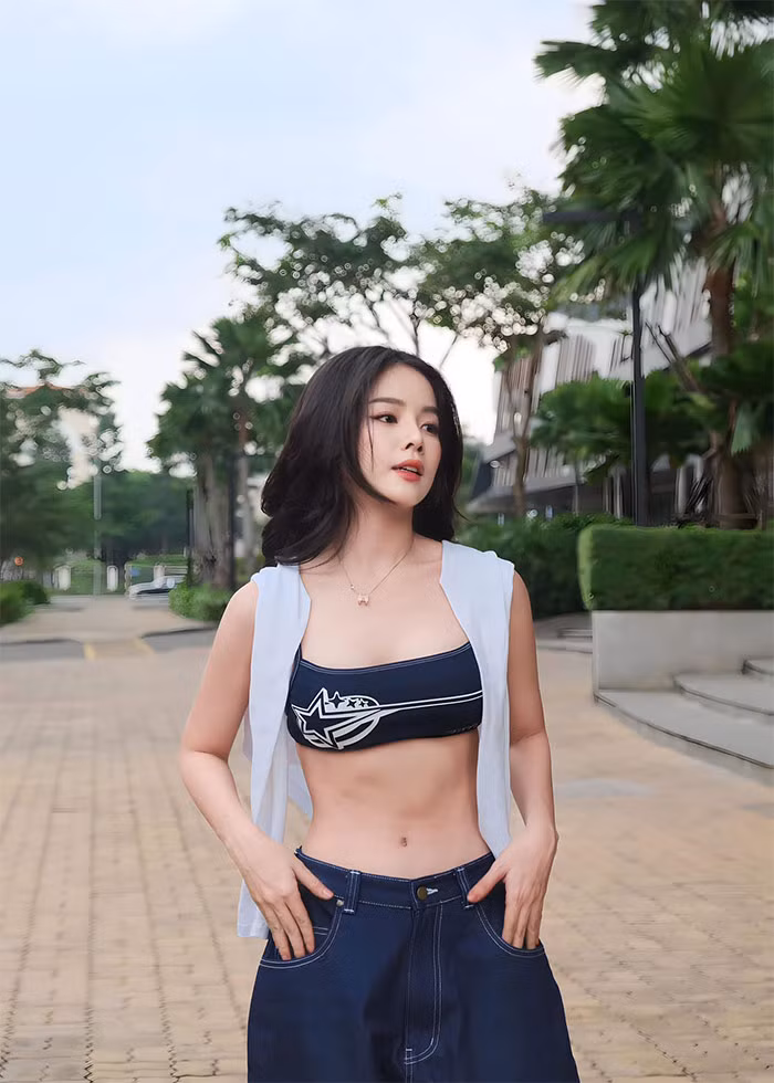 Mie từng thi vào trường Cao đẳng Múa Việt Nam nhưng sau đó lại rẽ hướng sang nghề DJ vì đam mê. Dòng nhạc sở trường của Mie là EDM.