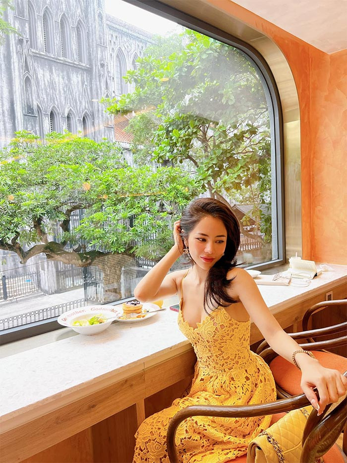 Mặc dù hơn bạn trai 6 tuổi nhưng Bạch Lan Phương được khen là trẻ hơn cả Huỳnh Anh.