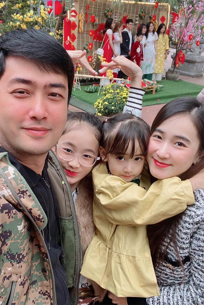 Nam diễn viên sinh năm 1981 nổi tiếng yêu, chiều vợ con. Anh thường xuyên chia sẻ những khoảng khắc hạnh phúc bên bà xã kém 11 tuổi trên trang cá nhân.