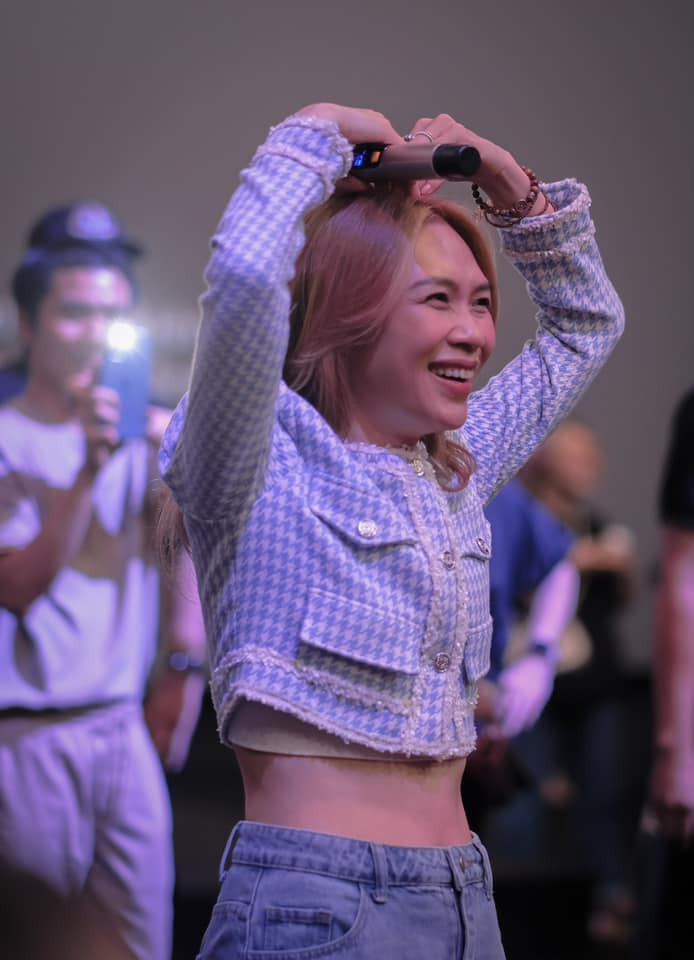 Phong cách hồn nhiên, nhí nhảnh, lúc nào cũng nghỉ mình nhỏ tuổi khiến nữ giám khảo Vietnam Idol 2023 cứ trẻ hoài, trẻ mãi!