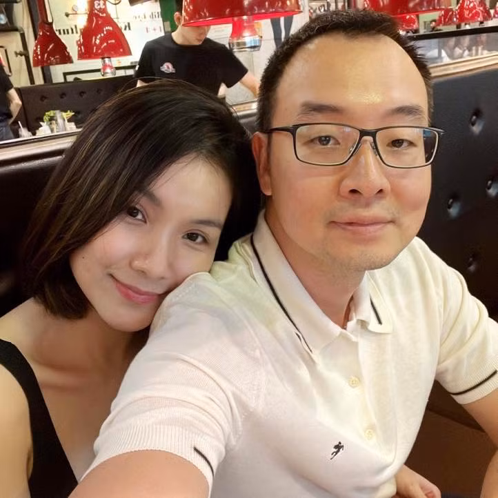 Tái xuất sau 15 năm đăng quang Hoa hậu Hoàn vũ Việt Nam, Thùy Lâm gây ngỡ ngàng khi không già đi chút nào, thậm chí nhan sắc còn ngày càng thăng hạng. Bản thân ông xã của Thùy Lâm cũng phải thừa nhận trước một bình luận của người xem rằng vợ càng ngày càng trẻ ra.