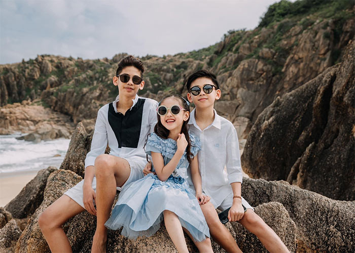 Vương Khang, Vương Khôi và Vivian đều có dáng cao, gầy giống mẹ Hà Kiều Anh.