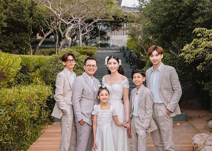 Ngoài ba con ruột, Hà Kiều Anh còn có một con trai 28 tuổi, con riêng của chồng cô và vợ trước.