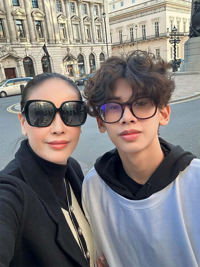 Không chỉ cao hơn hẳn, nhờ thay đổi kiểu tóc, trông con trai Hà Kiều Anh đẹp trai như tài tử.