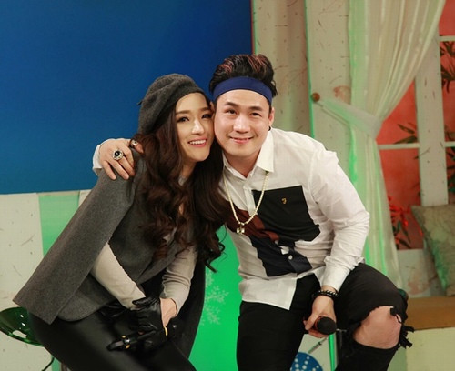 Năm 2016, Khánh Phương có màn hội ngộ với Đan Thùy trong chương trình Bữa trưa vui vẻ. Cặp đôi khá thân thiết, vui vẻ khi gặp lại. Ảnh: Dân Việt