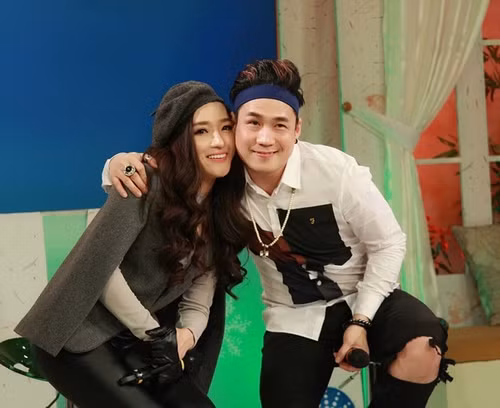 Năm 2016, Khánh Phương có màn hội ngộ với Đan Thùy trong chương trình Bữa trưa vui vẻ. Cặp đôi khá thân thiết, vui vẻ khi gặp lại. Ảnh: Dân Việt