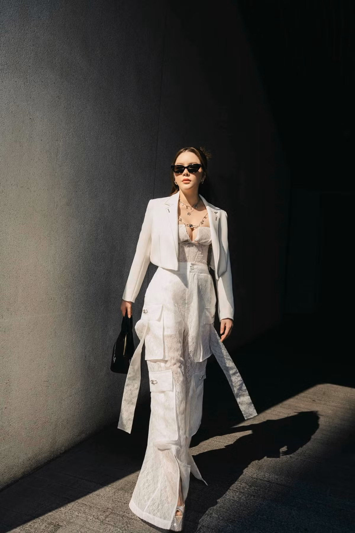 Thời gian gần đây, Lý Nhã Kỳ khiến fan thích thú khi chăm chỉ đu trend hài hước và thả thính cực ngọt.