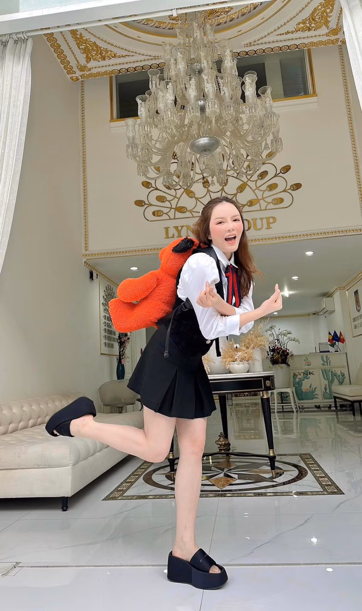 Có fan đáp lại hài hước: "Gấu của chị cũng có vừa đâu. Một em ba lô được sáng tạo và thiết kế bởi nữ ca sĩ Rihana. Gấu độc không chứ đùa à. Chưa kể đôi dép, bộ đồ và cái dây nơ trên cổ. Chủ tịch độc thân xinh đẹp và giàu có".