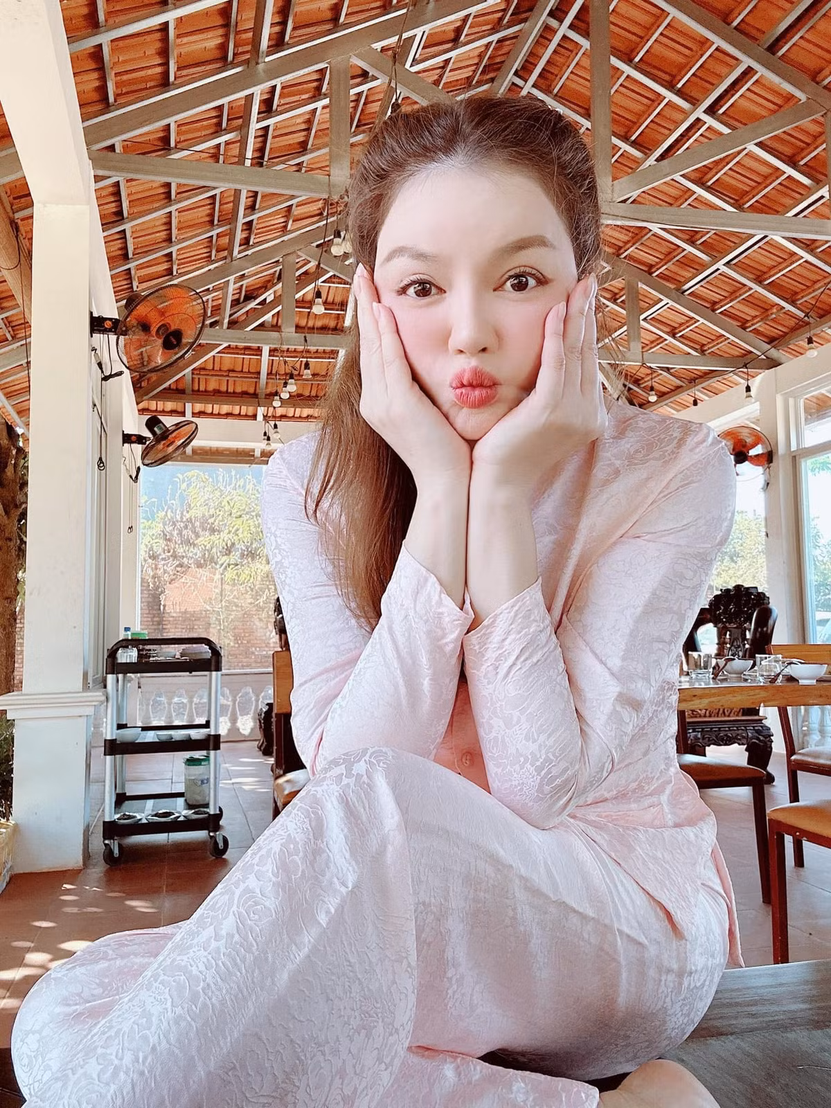 Nữ diễn viên miệt mài thả thính sau khi khẳng định "ế" là chuyện duy nhất vượt quá khả năng của mình.