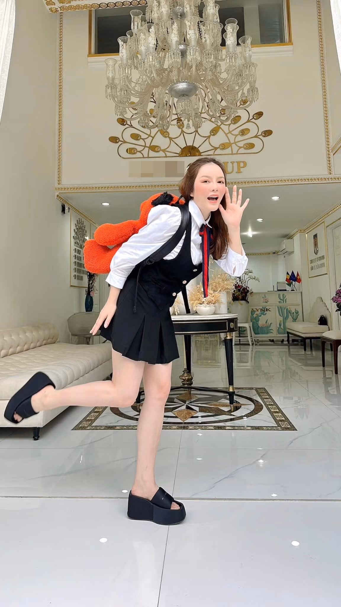 Theo đó, "yêu nữ hàng hiệu" đăng status với biểu tượng đang khóc: "Người ta đi chơi với Gấu, tui cũng đi chơi với Gấu nhưng là... Gấu bông".