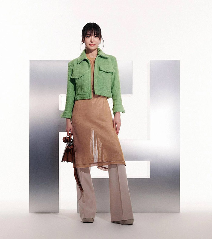 Nữ diễn viên sinh năm 1981 sành điệu khi kết hợp set đồ của Fendi: áo khoác lửng màu lá, váy màu nude và quần âu màu be.