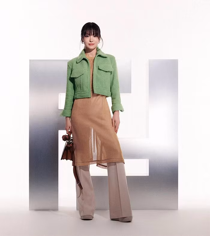Nữ diễn viên sinh năm 1981 sành điệu khi kết hợp set đồ của Fendi: áo khoác lửng màu lá, váy màu nude và quần âu màu be.