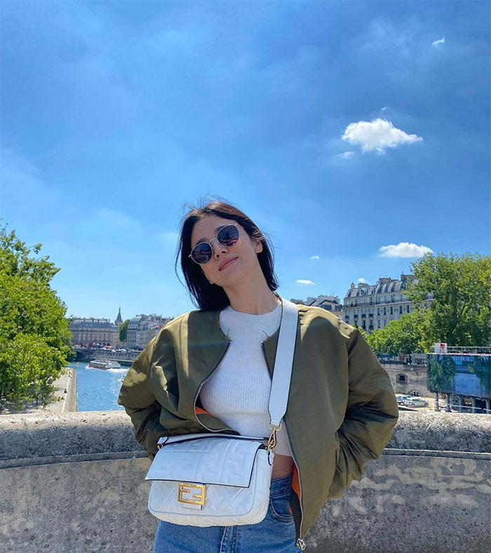 Song Hye Kyo chọn một chiếc túi xách Fendi khi đi dạo Paris.