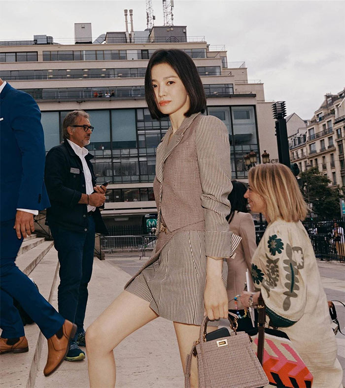Song Hye Kyo tham dự một show thời trang của Fendi và chọn một bộ trang phục của thương hiệu này để tham dự sự kiện.