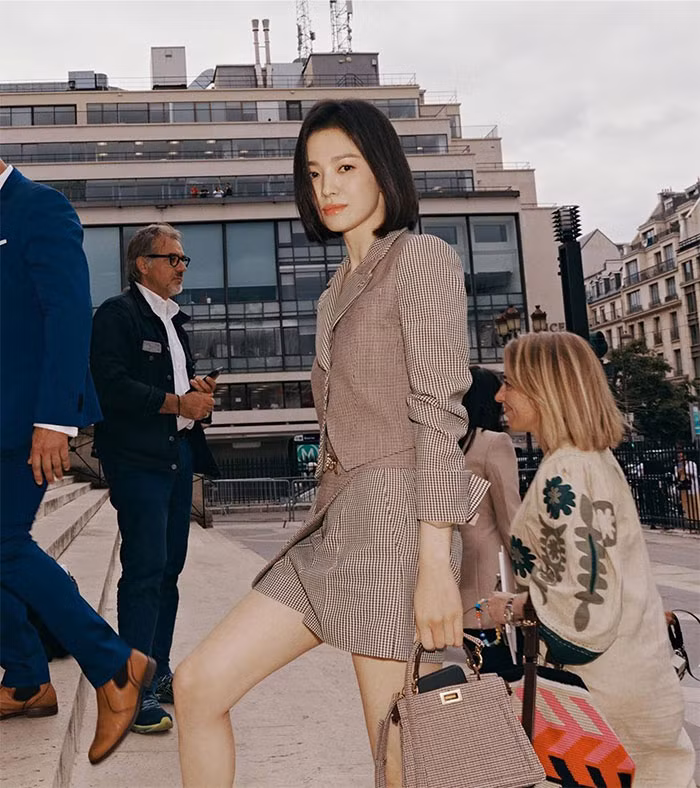 Song Hye Kyo tham dự một show thời trang của Fendi và chọn một bộ trang phục của thương hiệu này để tham dự sự kiện.