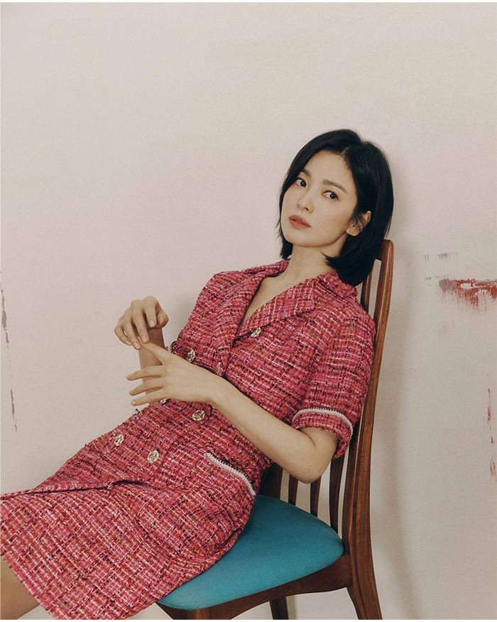 Song Hye Kyo là fan của hai thương hiệu thời trang trong nước: Michaa và Avouavou. Song thường mặc trang phục công sở hiện đại của Michaa trong các buổi chụp ảnh.