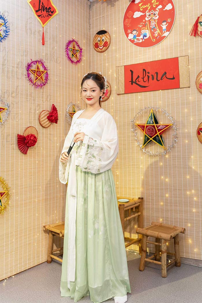 Trước đó, nữ diễn viên "Gia đình mình vui bất thình lình" cũng lộ bụng bầu trong bữa tiệc đặc biệt đúng đêm Trung thu do cô tổ chức. (Ảnh: Vietnamnet)