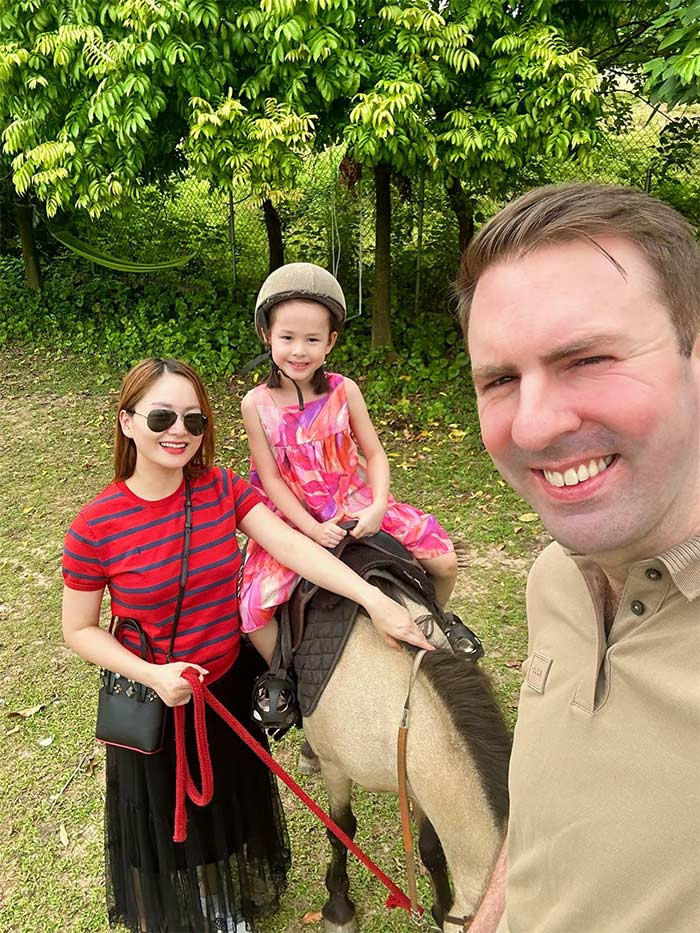 Lan Phương và ông xã người Anh David Duffy, đã có cô con gái Lina, nay đã tròn 5 tuổi. (Ảnh: FBNV)