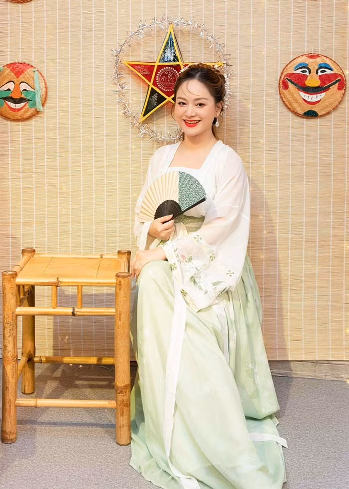 Bà bầu Lan Phương xinh đẹp trong trang phục chị Hằng. (Ảnh: Vietnamnet)