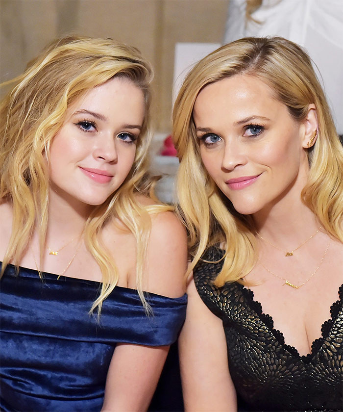 Nữ diễn viên nổi tiếng Reese Witherspoon và con gái Ava Phillippe giống nhau như hai chị em sinh đôi. "Tôi thích được mọi người nhận nhầm là con gái vì điều đó giúp tôi thấy mình trẻ trung hơn", Reese nói. (Ảnh: People)