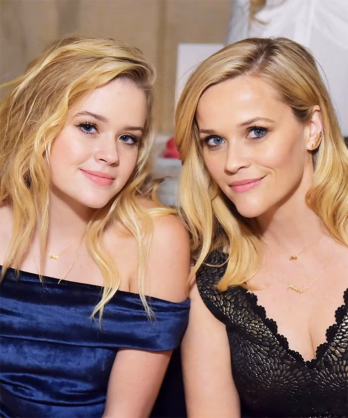 Nữ diễn viên nổi tiếng Reese Witherspoon và con gái Ava Phillippe giống nhau như hai chị em sinh đôi. "Tôi thích được mọi người nhận nhầm là con gái vì điều đó giúp tôi thấy mình trẻ trung hơn", Reese nói. (Ảnh: People)