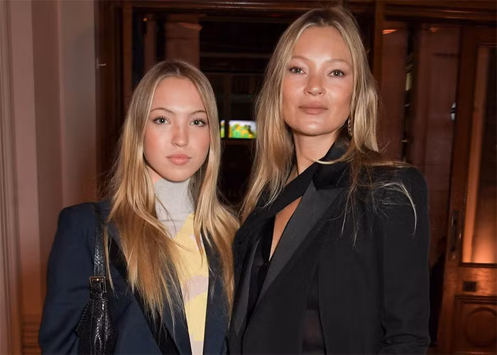 Lila Grace cũng theo bước mẹ, siêu mẫu Kate Moss, trở thành người mẫu. Lila từng xuất hiện trên trang bìa Vogue và sải bước trên sàn diễn tại Tuần lễ Thời trang Paris khi làm mẫu cho show diễn của Miu Miu. (Ảnh: Getty Images)