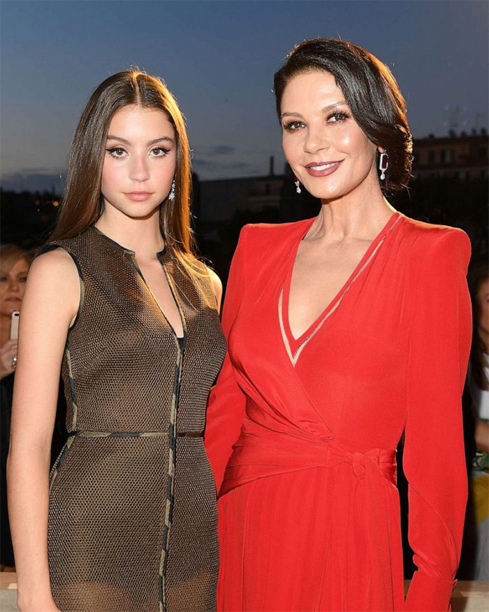 Nữ diễn viên Catherine Zeta-Jones và con gái Carys Douglas có ngoại hình khá giống nhau. Carys từng làm người mẫu cho Fendi và xuất hiện trên trang bìa tạp chí Vanity Fair Tây Ban Nha số ra tháng 9/2019. (Ảnh: Getty Images)
