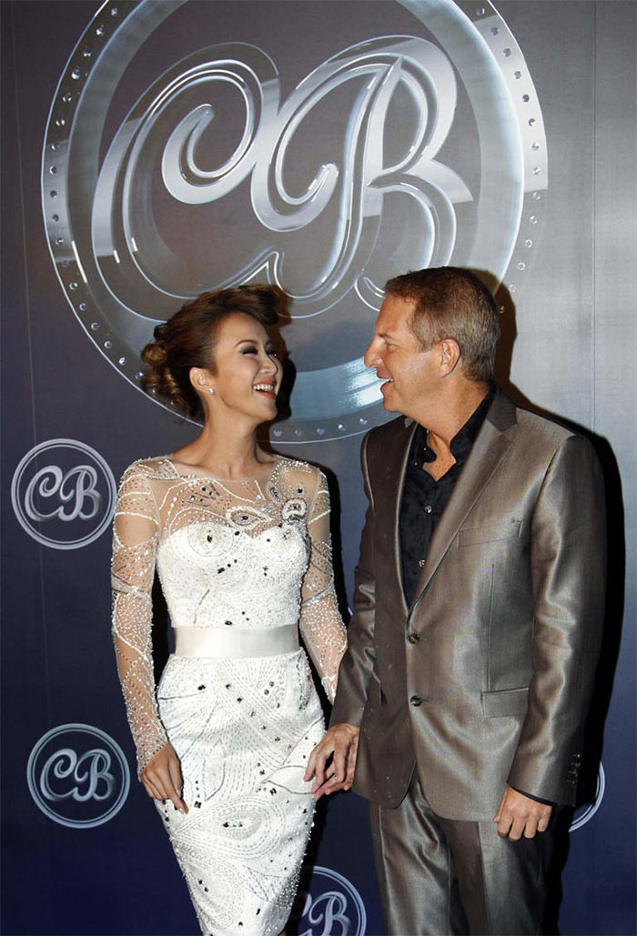 Năm 2011, Lee kết hôn với tỷ phú người Canada Bruce Rockowitz sau 8 năm hẹn hò. Đám cưới của cô được tổ chức xa hoa tại Shaw Brothers Studio ở Hong Kong với chi phí khoảng 20 triệu USD. Coco Lee không có con chung với chồng mà chỉ cùng Bruce Rockowitz nuôi dạy hai con gái riêng của ông. (Ảnh: Reuters)