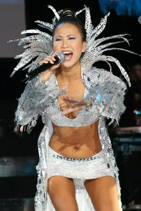 Tháng 2/2023, Lee cho biết cô sẽ phẫu thuật chân sau khi bị chấn thương trong lúc luyện tập vũ đạo. Nữ ca sĩ bị khuyết tật bẩm sinh ở chân trái, đồng nghĩa với việc cô phải dựa vào chân phải để di chuyển là nhiều. (Ảnh: chillinaris)