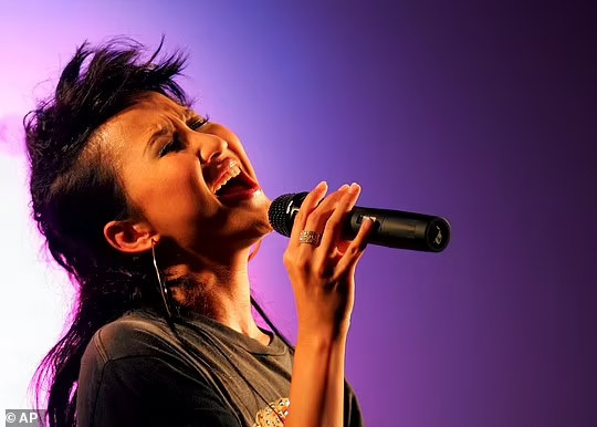 Theo hai chị gái của Lee, ngôi sao ca nhạc đã bị trầm cảm vài năm nay. Tình trạng trầm cảm của Coco Lee trở nặng trong vài tháng qua. Trong bài đăng cuối cùng trên Instagram vào tháng 12, Lee nói rằng cuộc sống trong năm qua đôi khi dường như "không thể chịu nổi". (Ảnh: AP)