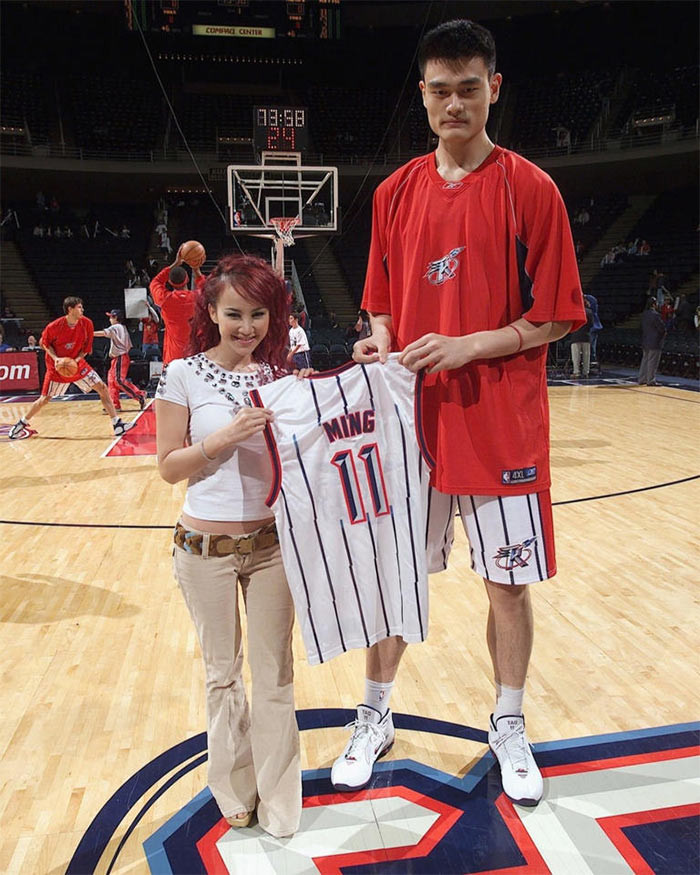 Năm 2022, Lee hát quốc ca Mỹ tại trận ra mắt Hiệp hội Bóng rổ Quốc gia (NBA) của siêu sao bóng rổ Trung Quốc Yao Ming, người đã bắt đầu sự nghiệp NBA của mình với Houston Rockets. Sự kiện này đã đưa Lee trở thành ca sĩ người Mỹ gốc Hoa đầu tiên hát quốc ca Hoa Kỳ tại một sự kiện thể thao lớn toàn cầu. (Ảnh: instagram)