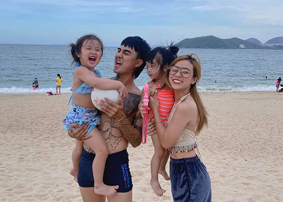 Tháng 3/2023, cư dân mạng nghi ngờ vợ cũ Hoài Lâm và ca sĩ Đạt G "gương vỡ lại lành" khi cả hai liên tục có những tương tác trên mạng xã hội.