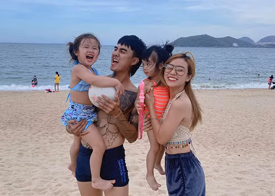 Tháng 3/2023, cư dân mạng nghi ngờ vợ cũ Hoài Lâm và ca sĩ Đạt G "gương vỡ lại lành" khi cả hai liên tục có những tương tác trên mạng xã hội.