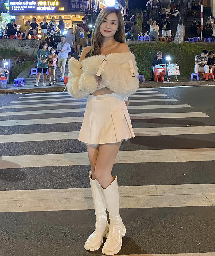 Sau đó, bà mẹ hai con còn chia sẻ trên trang cá nhân: "Bất kỳ sự cố gắng nào cũng được đền đáp, chúc mừng anh và ê-kíp vì những điều tuyệt vời này. Cố lên".