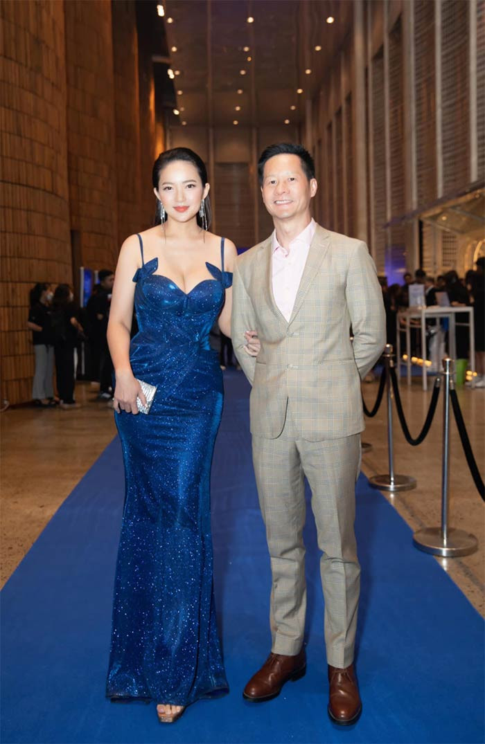 Theo chia sẻ của nữ diễn viên "Sắc đẹp và danh vọng", chồng đại gia của cô "có nhiều nhà lắm, căn nào cũng triệu đô hết, ở khắp nơi trên nước Mỹ".