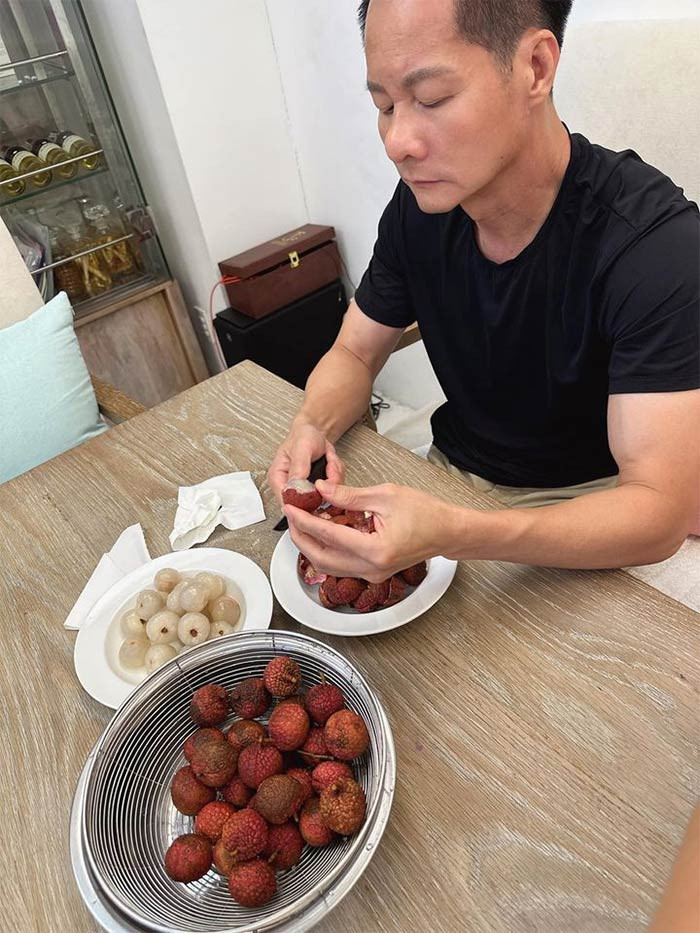 Thậm chí chồng cô còn tự tay bóc từng quả vải cho vợ để Phan Như Thảo ăn tráng miệng.