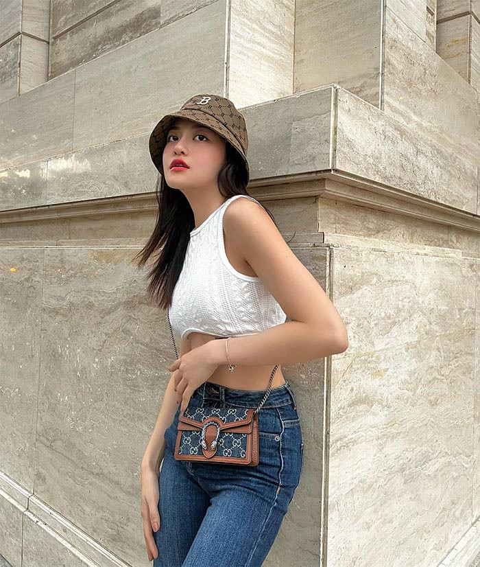 Sở hữu vòng eo thon nên Thùy Anh rất thích diện áo crop top, trang phục cut-out khoe vòng hai.