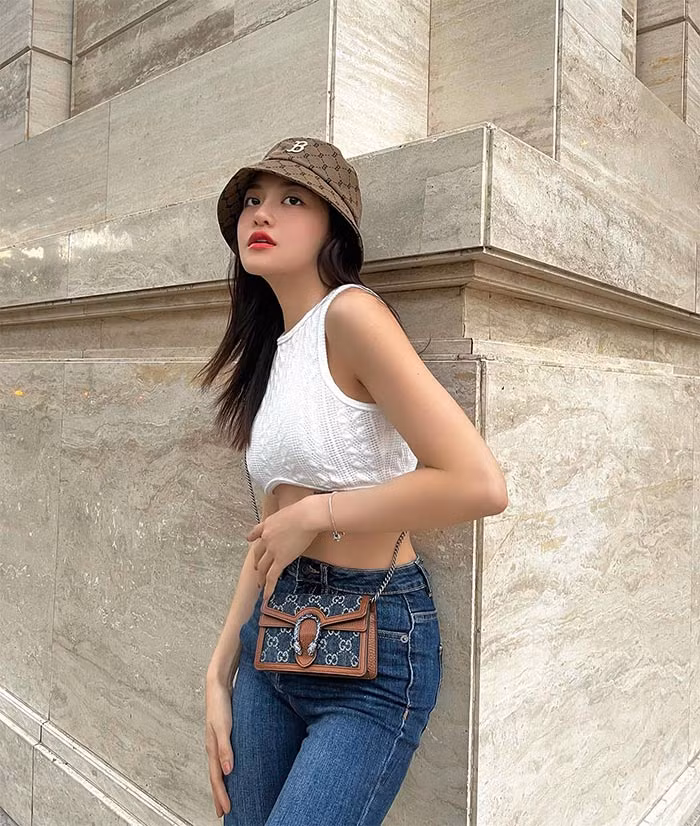 Sở hữu vòng eo thon nên Thùy Anh rất thích diện áo crop top, trang phục cut-out khoe vòng hai.