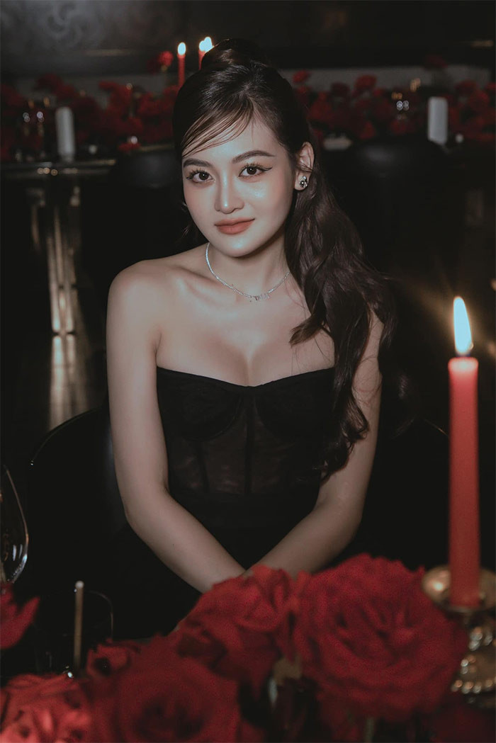 Thùy Anh đóng phim từ năm 14 tuổi với vai diễn đầu tay trong "Bộ tứ 10A8". Năm 18 tuổi, Thùy Anh có vai diễn gây ấn tượng trong phim điện ảnh "Đập cánh giữa không trung".