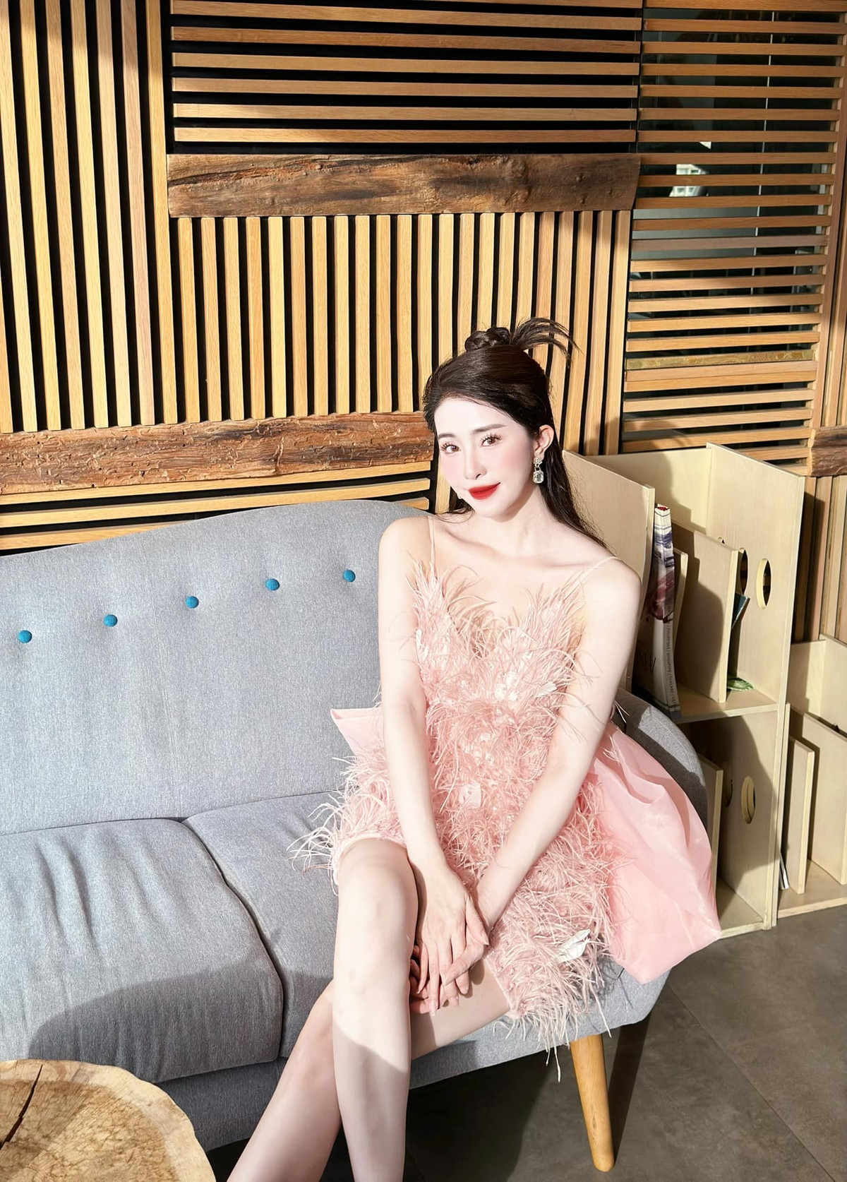 "Tiểu tam Nhã" trong phim "Về nhà đi con" giữ thái độ im lặng trước những bình luận không hay hướng về mình. Trang cá nhân của nữ diễn viên cũng để chế độ khóa bình luận.