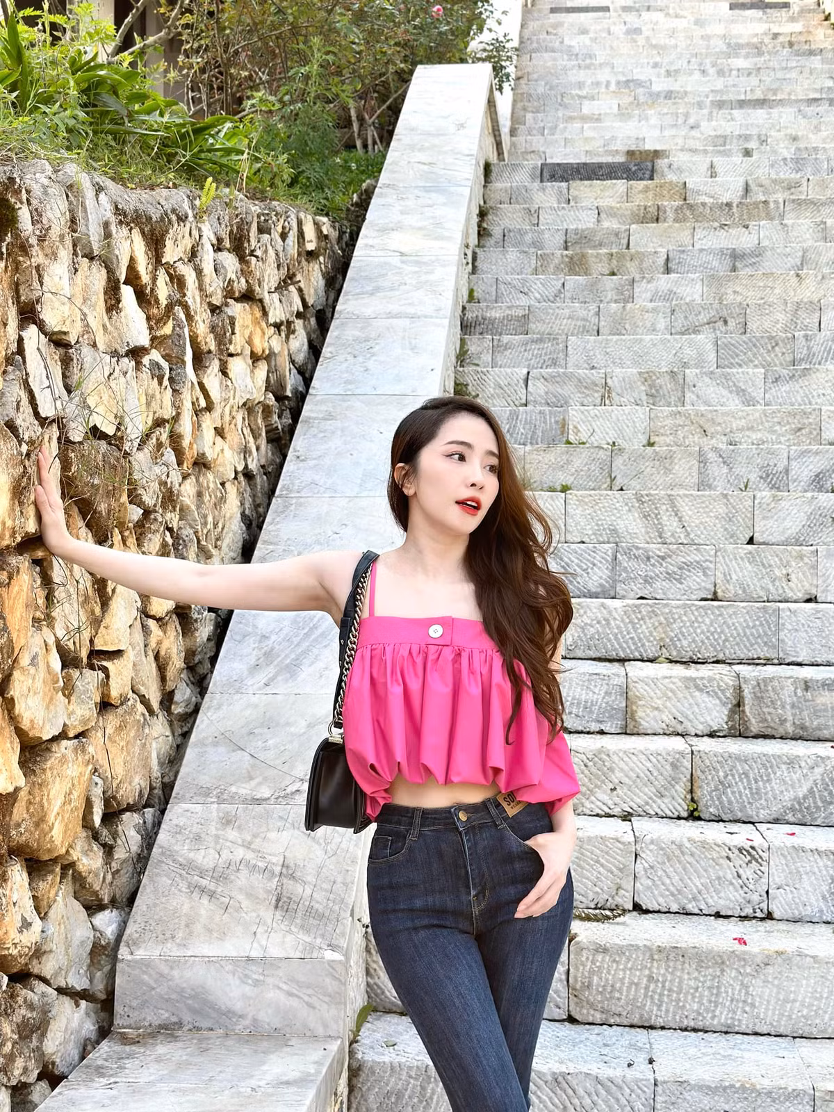 Thời gian qua, "cá sấu chúa" Quỳnh Nga vắng bóng trên màn ảnh vì bận rộn với công việc kinh doanh thời trang.