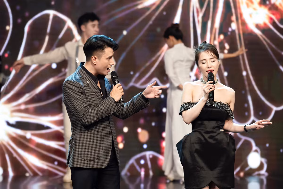 Sau khi ly hôn lần 2, Việt Anh nhiều lần vướng nghi vấn tình cảm với Quỳnh Nga. Dù vậy cả hai không ít lần lên tiếng phủ nhận.