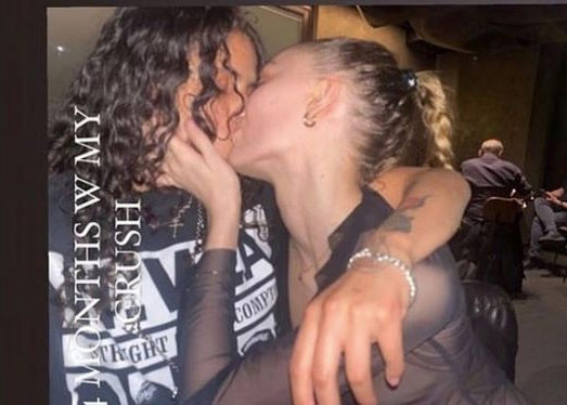 Mới đây, nữ người mẫu kiêm diễn viên công khai yêu đồng giới với rapper 070 Shake bằng một bức ảnh hai người khóa môi trên trang cá nhân và chú thích: "4 tháng ở bên người tôi say mê". (Ảnh: Instagram)