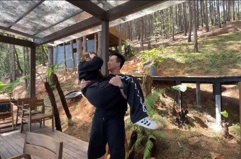 Trong những cuộc đi chơi cùng bạn bè hay ngay cả trên sóng truyền hình, nam MC không ngại bày tỏ tình cảm với bà xã.